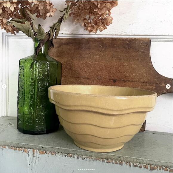 Antique 1930s Yellowware Mixing Bowl Collared Rim Wavy Ridged Bands Beehive - Picture 8 of 9